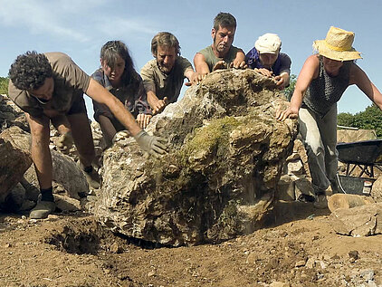 dans la montagne ariégeoise, les bergers et les tailleurs de pierre déplacent un rocher pour construire la fromagerie, documentaire La Réponse des Bergers